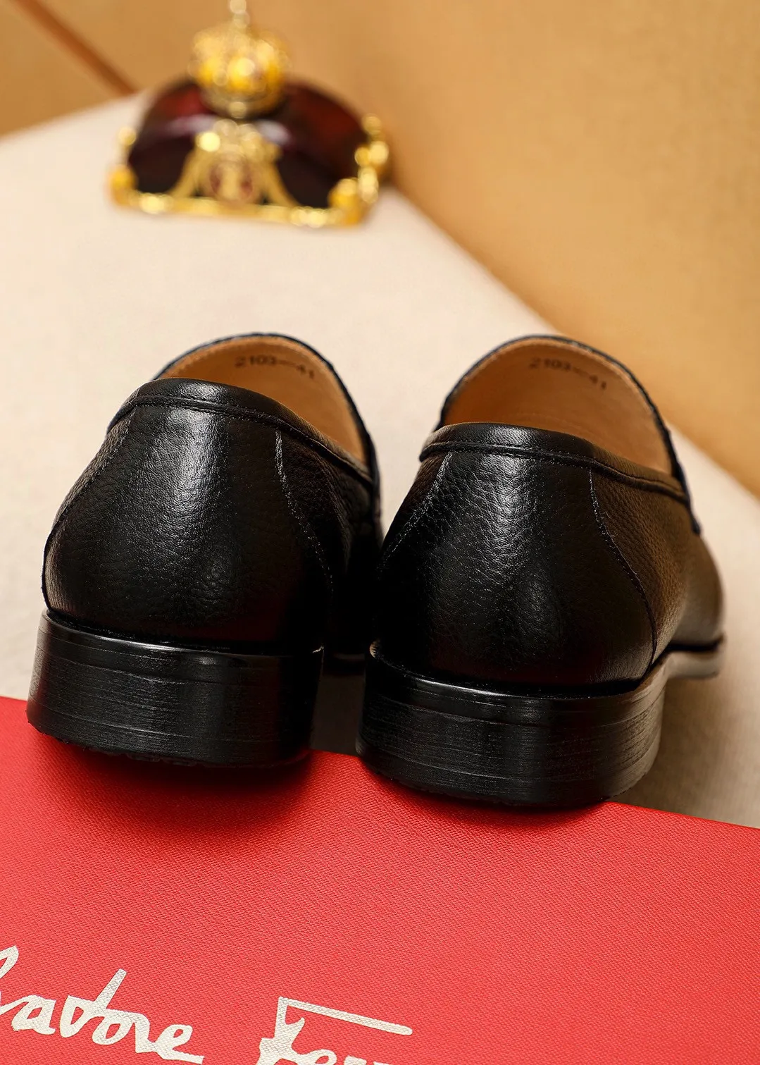 Men's shoes 💰480💰 Product trademark: Ferragamo "Ferragamo" casual leather shoes Regular size: 38-44 (45🉑️customized) Product materials: Selected imported first-layer calfskin embroidered upper, imported water-dyed cowhide leather lining. Strong three-dimensional visual effect, combined outsole Color: 1⃣️color optional